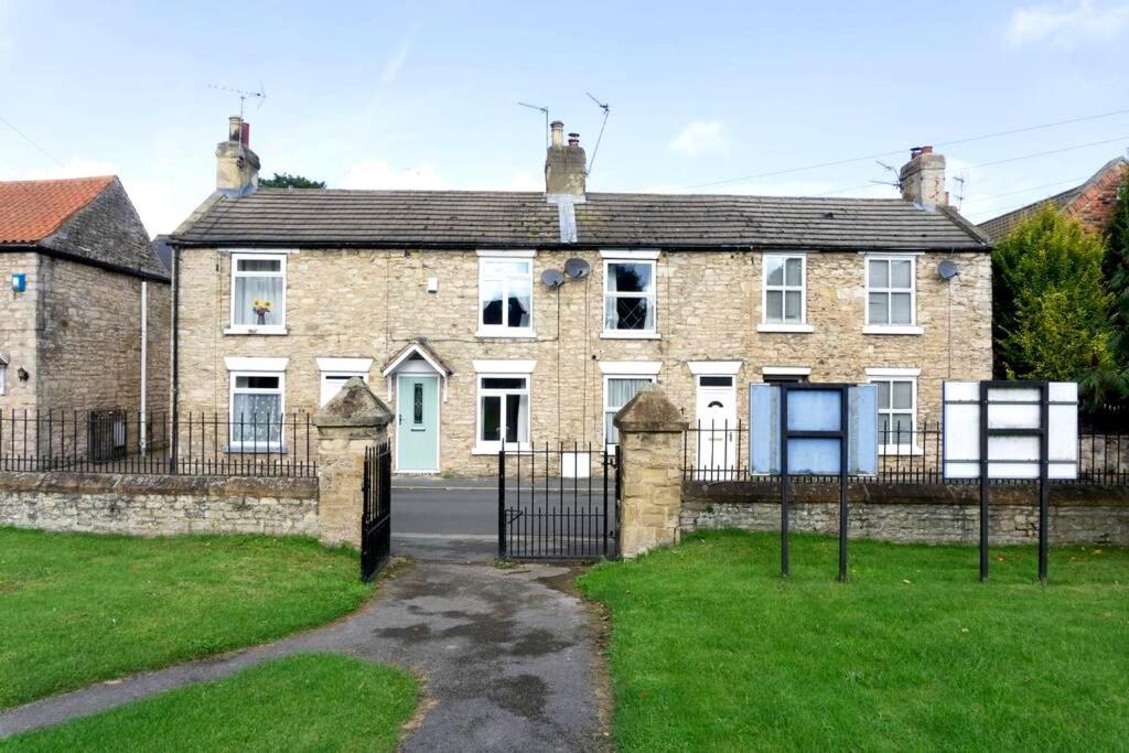 Country Cottage With Church View And Fireplace Near Leeds & York Exteriör bild